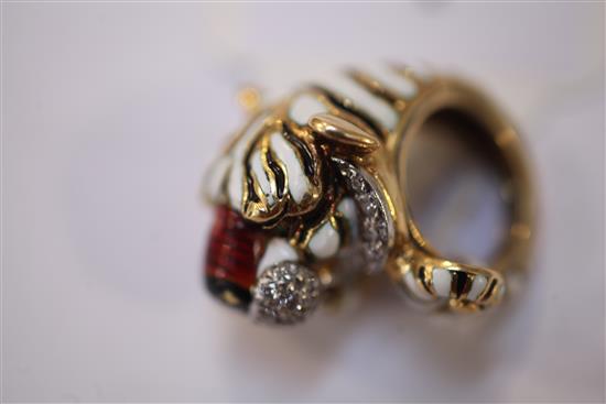 A 1980s? Kutchinsky 18ct gold and enamel, emerald and diamond set tigers head ring, size D.